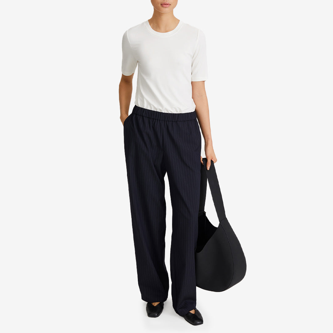 Stylein Belicia Trousers i navy pinstripe – raka kostymbyxor för dam i klassiskt randigt mönster