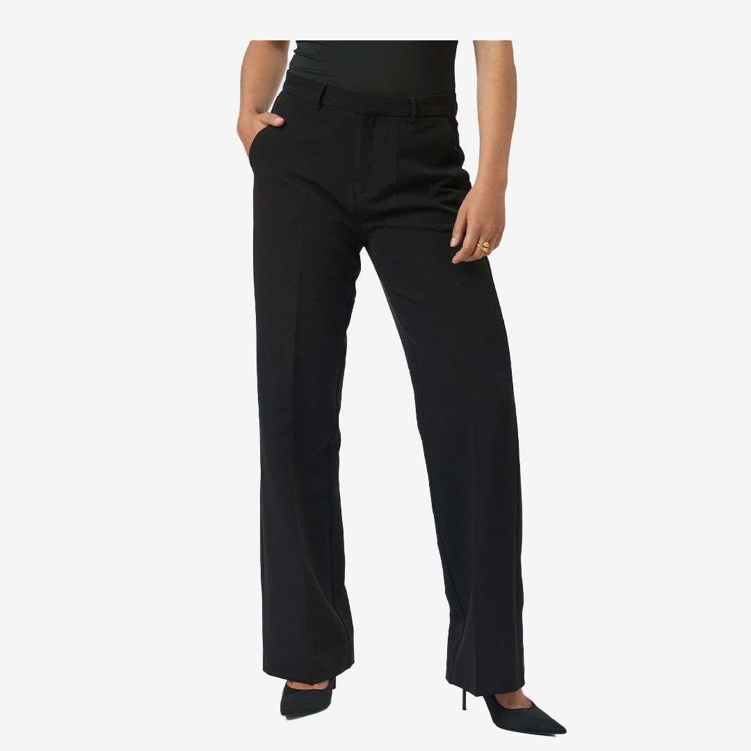 Svarta kostymbyxor med vid passform och klassiska pressveck