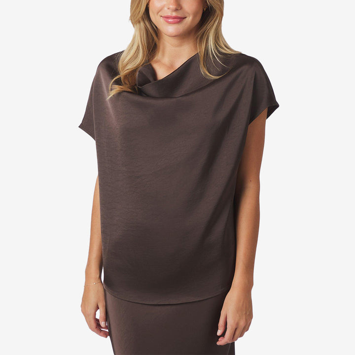 Mörkbrun topp i satin med draperad vattenfallseffekt framtill