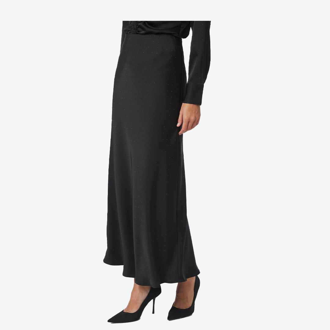 Svart lång satinkjol med stendetaljer och snedskuren siluett