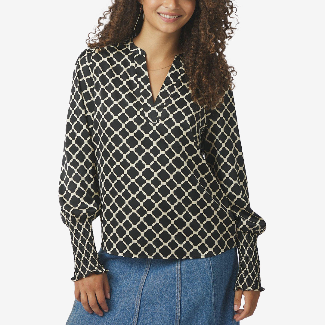 Svart blus med grafiskt mönster, v-ringning och smockade ärmslut