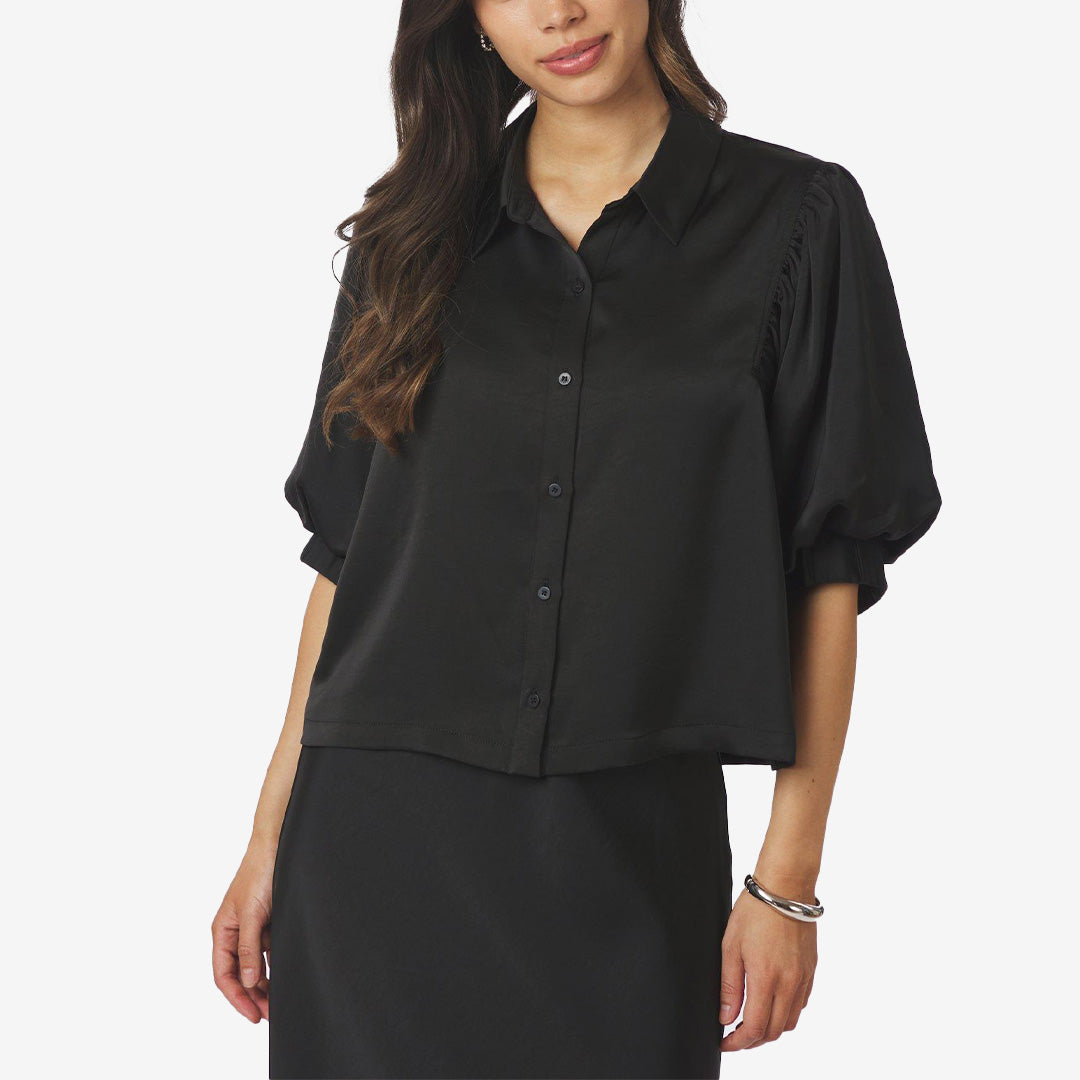 Svart skjorta i tung satinkvalitet med korta puffärmar och knappar framtill