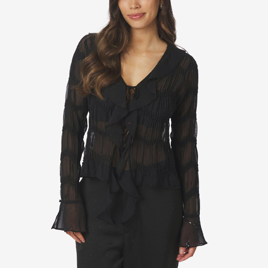 Svart blus med v-ringning, volanger och knytning i bubbligt crepe chiffon-tyg