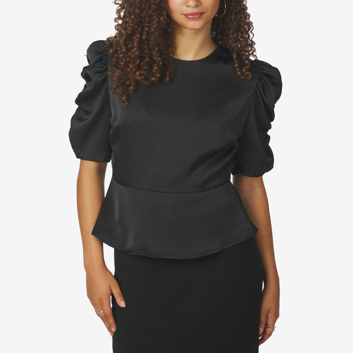 Benua sateen blouse black – svart satinblus med korta rynkade ärmar och dragkedja bak