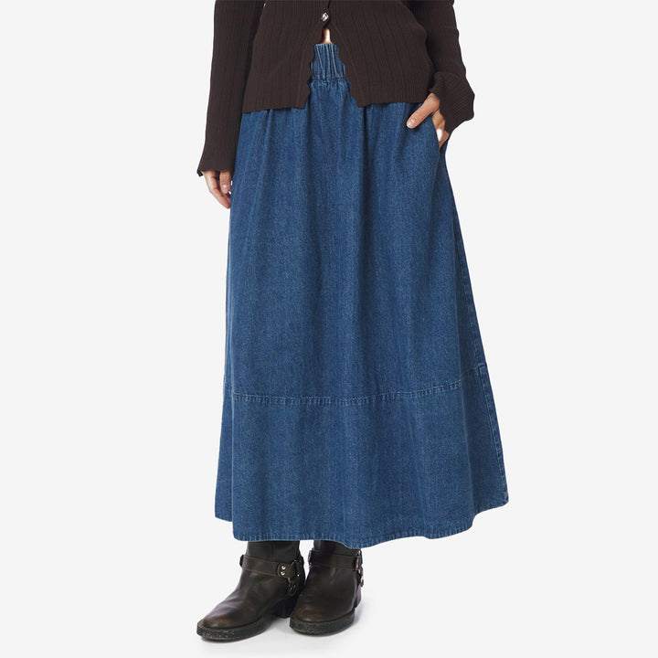 Yara denimkjol blå – midikjol i blå denim med hög midja och fickor i sidorna