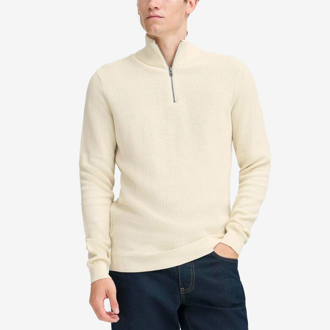 CFNOAR halfzip i färgen Rainy Day, ljusgrå stickad herrtröja i bomull med struktur och dragkedja