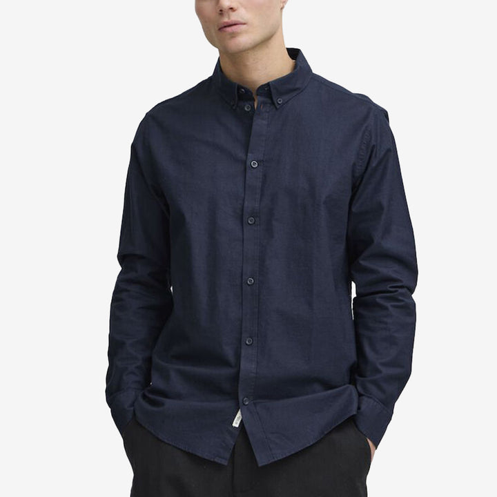 SDVal SH skjorta i färgen Insignia Blue, långärmad blå herrskjorta i bomull med stretch