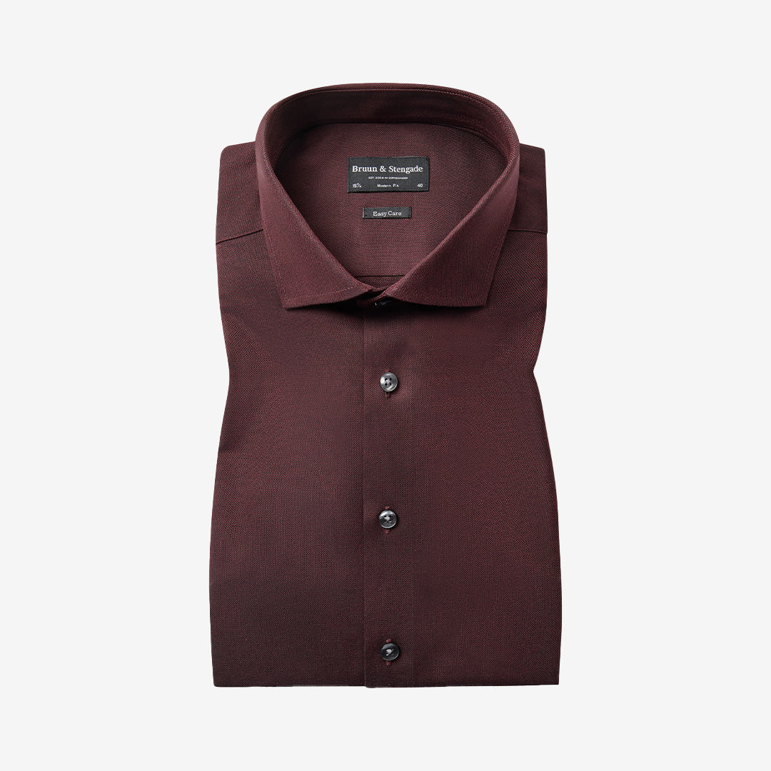 Långärmad burgundy skjorta i bomull med modern passform, modell Manny Modern Fit