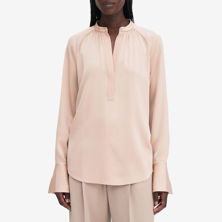 Filippa K Acetate Blend Blouse – blus i acetatblandning med ståkrage och rynkade detaljer