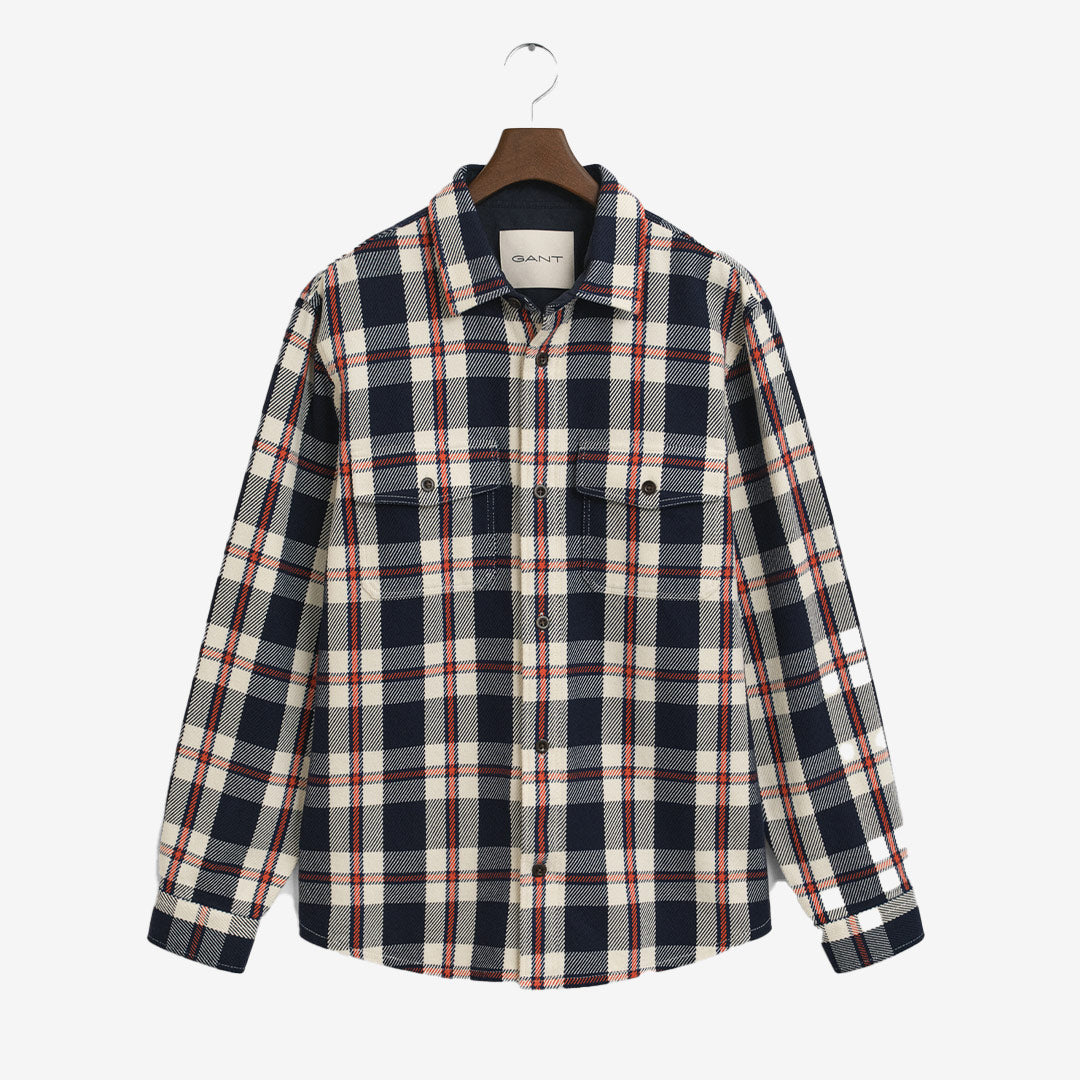 Herr overshirt i rutigt tungt twilltyg från GANT – med bröstfickor och knappstängning