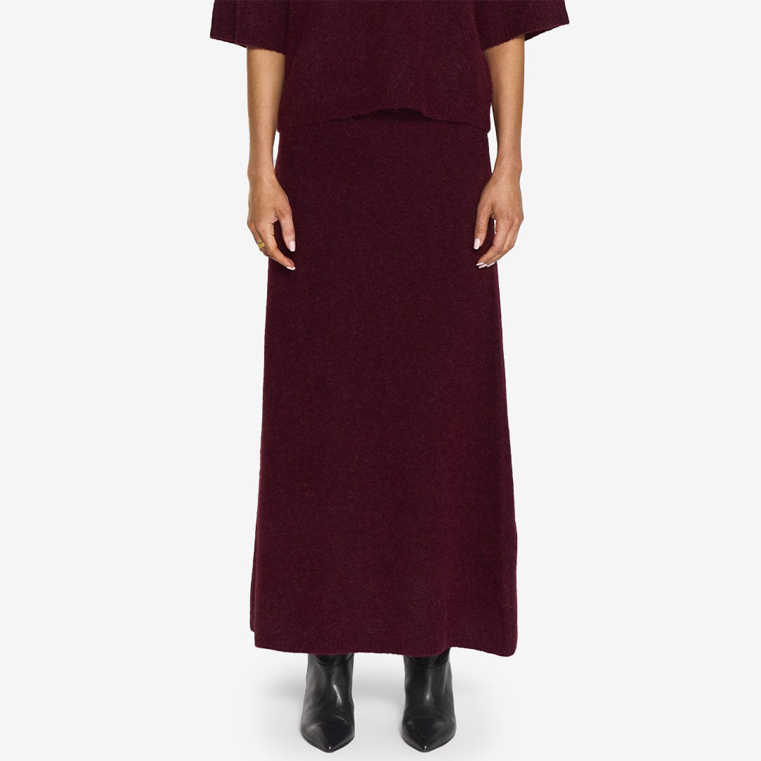 Israa Knitted Skirt – burgundy stickad midikjol i alpacka- och merinoullblandning med ribbad midja