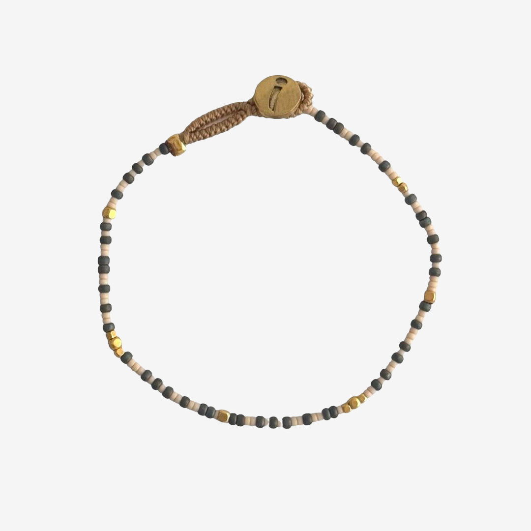 GN04 LULU RAINDROP GREY armband i grått med färgglada pärlor och gulddetaljer