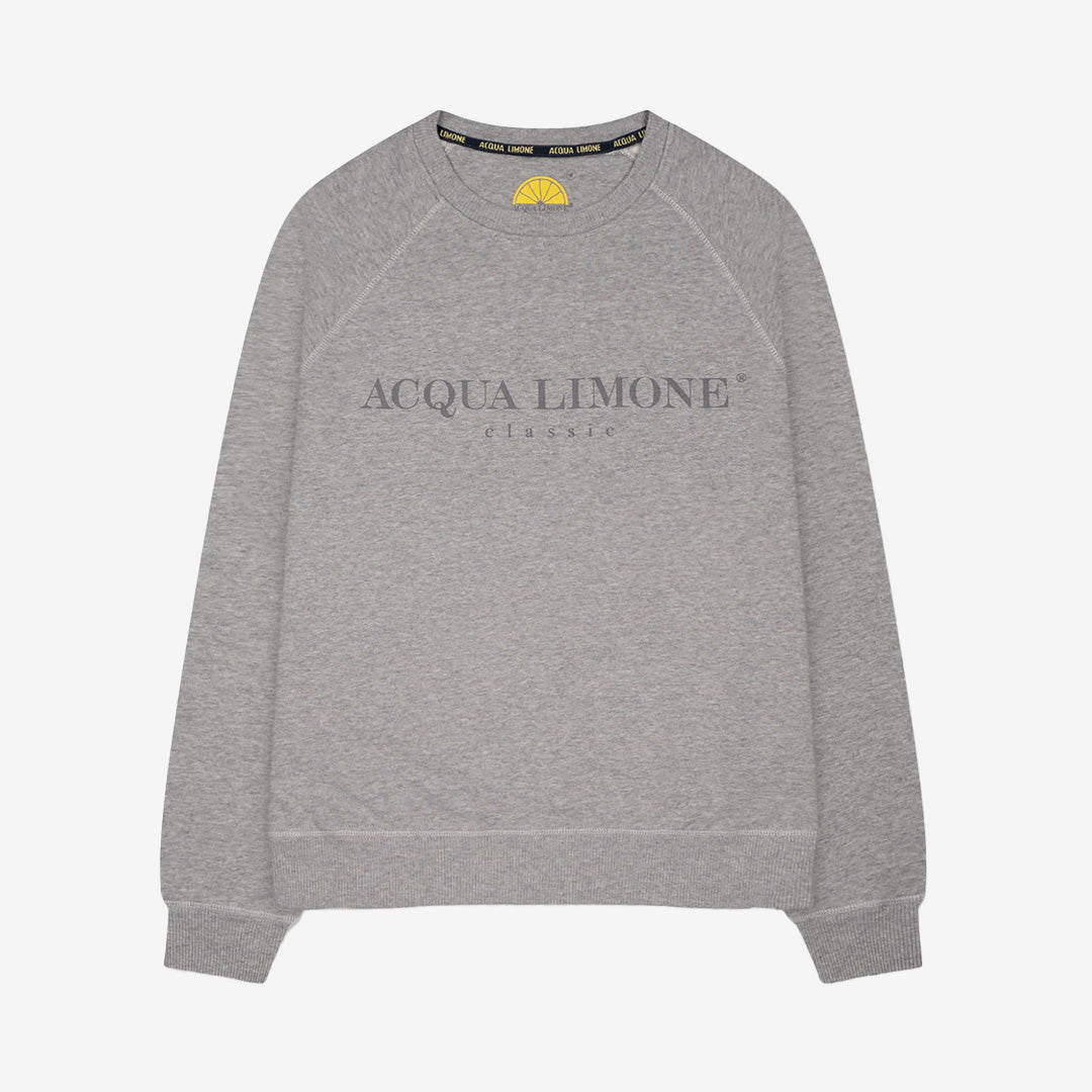 College Classic sweatshirt i American Grey med logga på ryggen och text fram, unisexmodell i vintage stil.