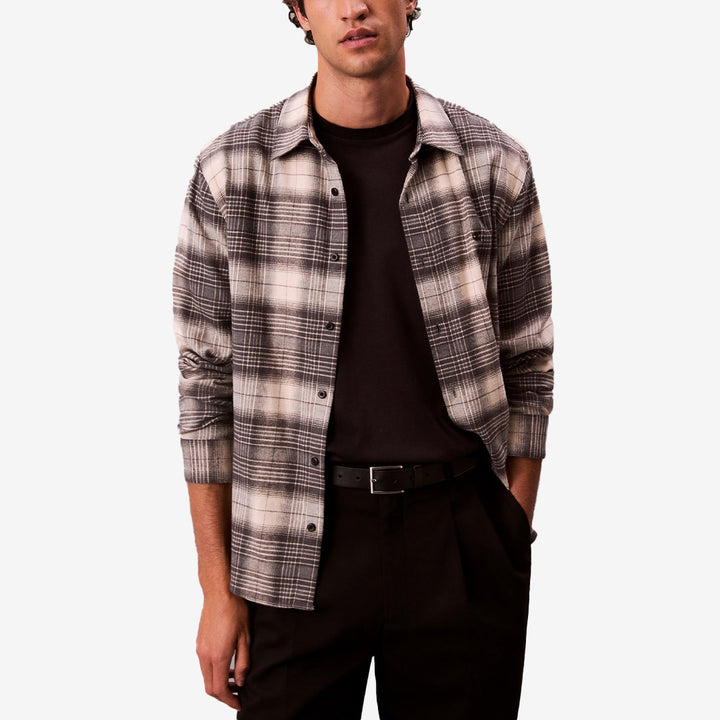 Rutig flanellskjorta i svart, beige och grå toner från Calvin Klein, långärmad modell med knappar framtill.