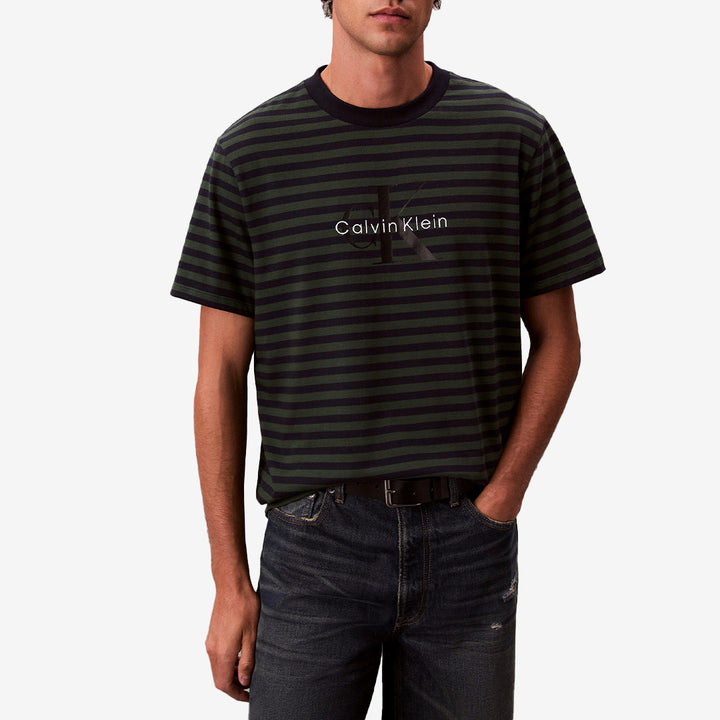 Grön / Svart Randig t-shirt från Calvin Klein. Stor logga centrerad fram.