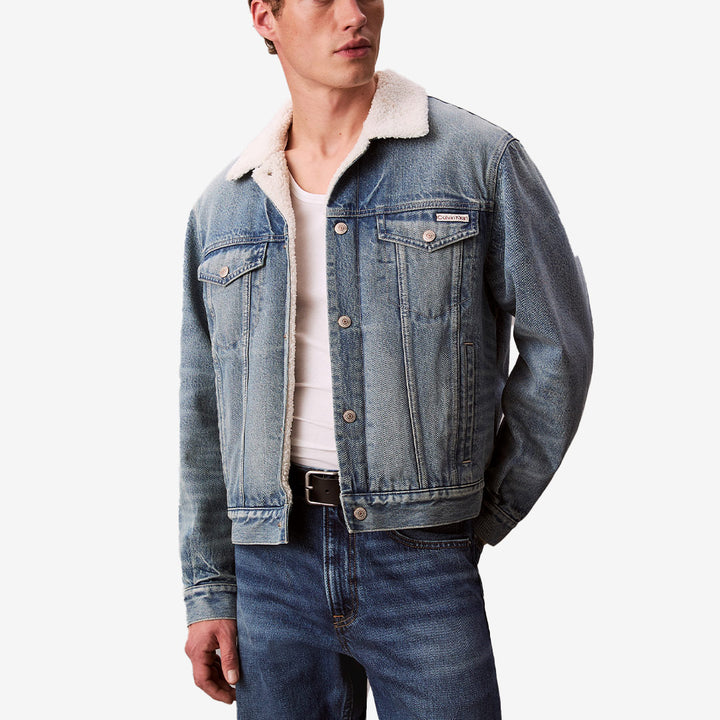 Denim Sherpa Jacka Med Vit Fuskpäls På Kragen Från Calvin Klein Herr