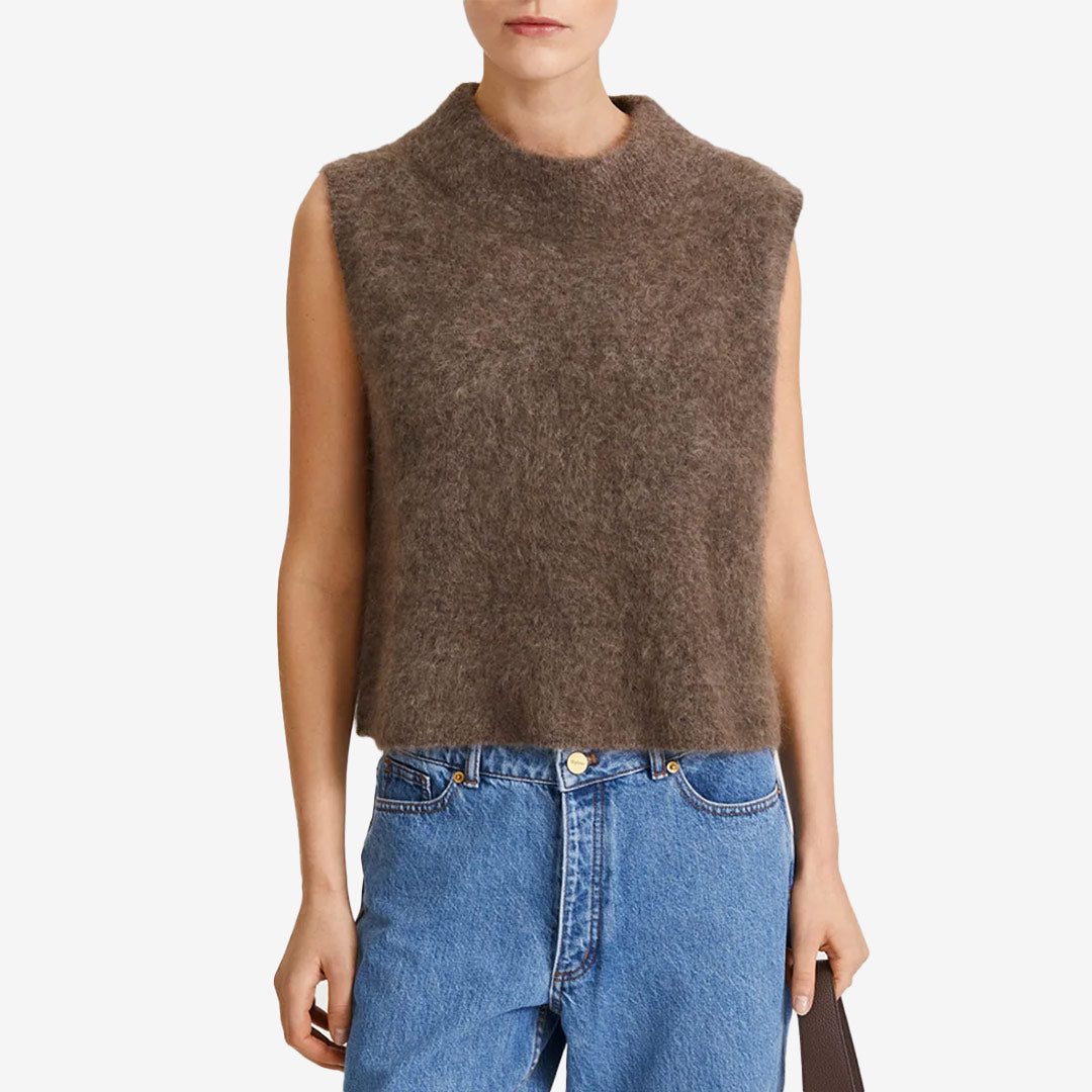 Nellie Top – ärmlös damtopp i mohairblandning med boxig passform och bred polokrage från Stylein