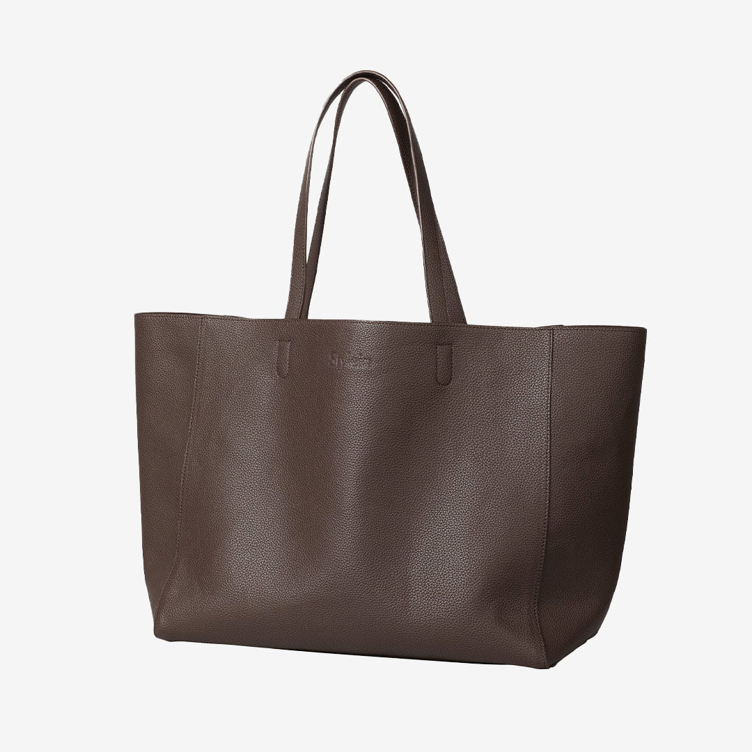 Yacht Bag – stor tote-väska i svart veganskt läder med innerpåse och präglad logotyp från Stylein