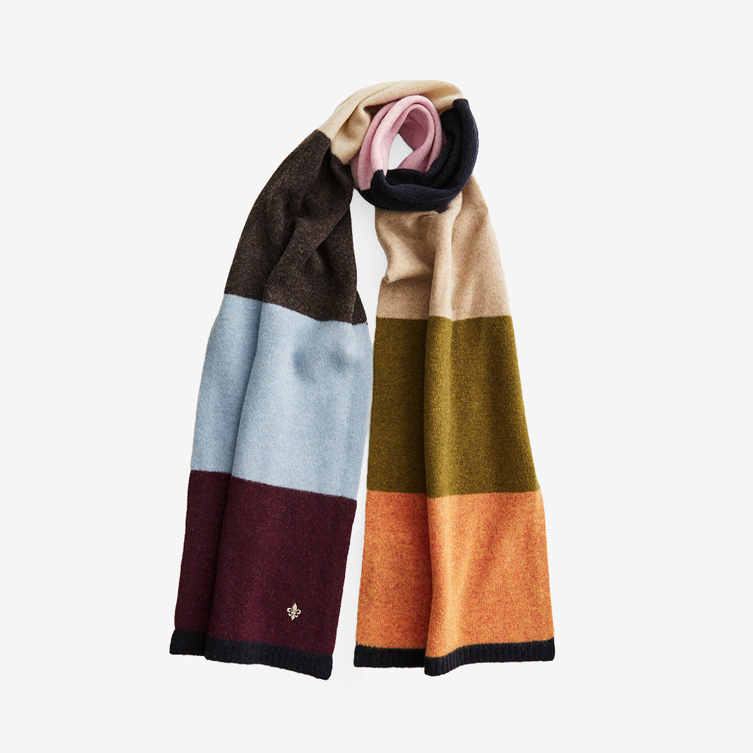 Morris Neville Scarf i Olive, klassisk halsduk tillverkad i 100 % merinoull.