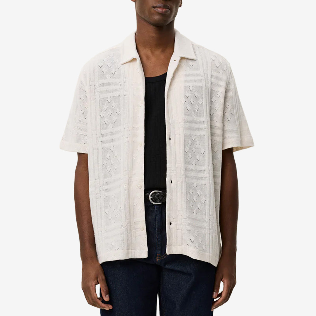 Hector Pointelle SS Shirt i Eggnog White med kort ärm, avslappnad krage och ton-i-ton knappar med pärlemorslook