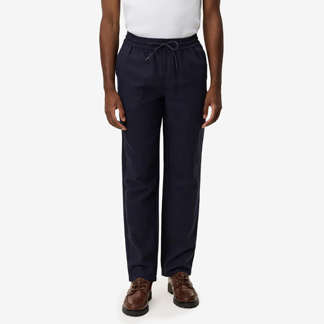 Patrick Linen Pants i Dark Navy Blue med lös passform, elastisk midja och sidofickor