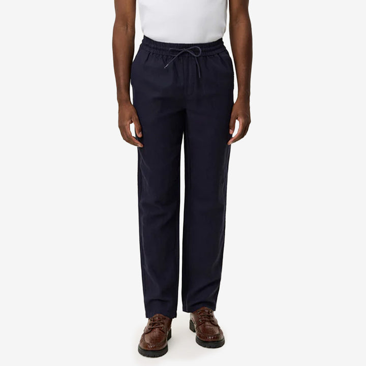 Patrick Linen Pants i Dark Navy Blue med lös passform, elastisk midja och sidofickor