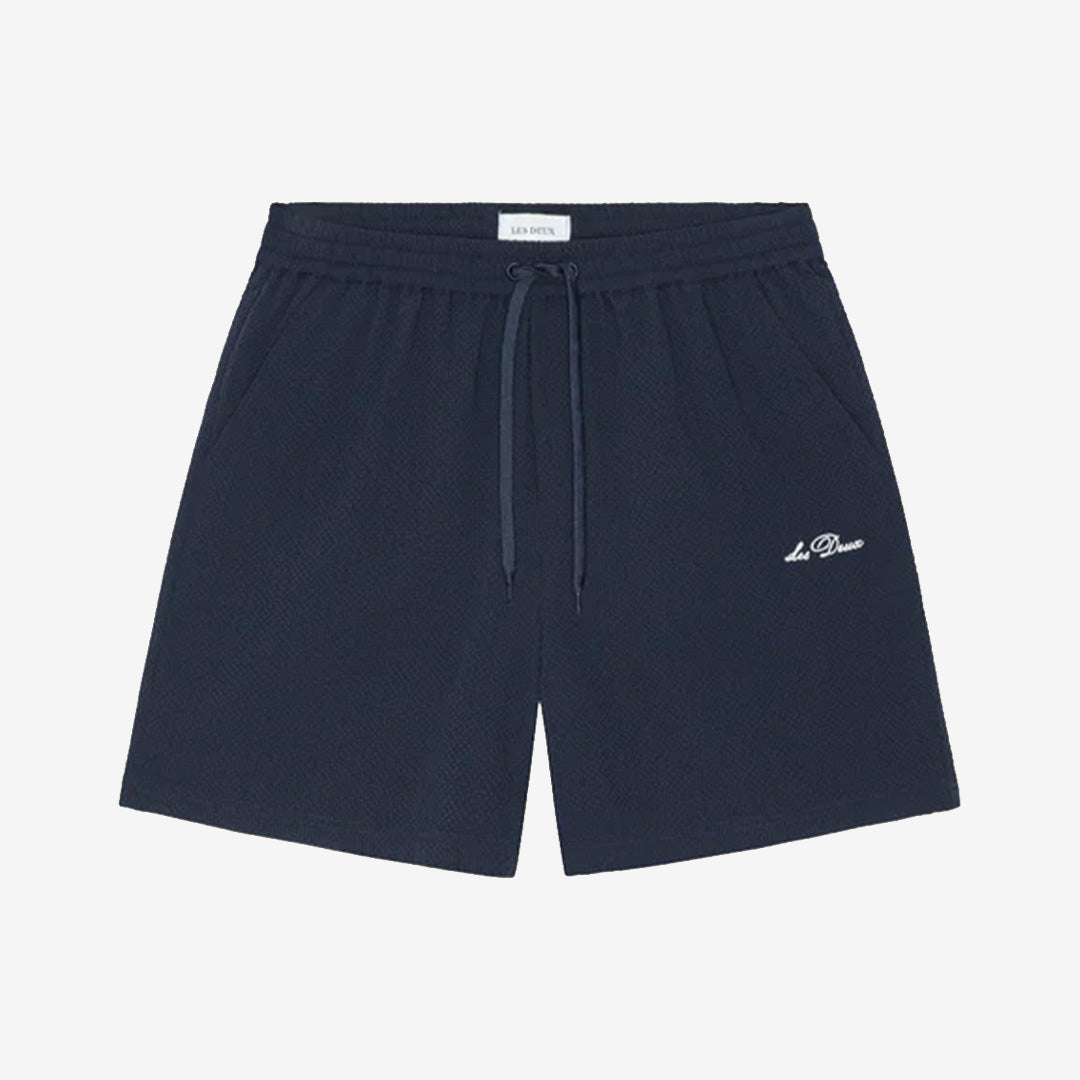 Stan Seersucker Swim Shorts i Dark Navy Blue med seersuckerstruktur, elastisk midja och broderad detalj framtill