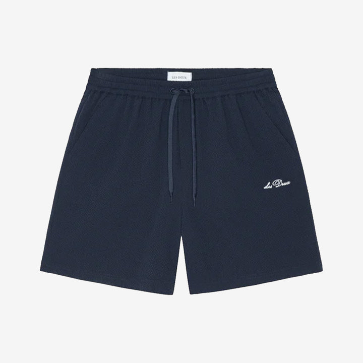 Stan Seersucker Swim Shorts i Dark Navy Blue med seersuckerstruktur, elastisk midja och broderad detalj framtill