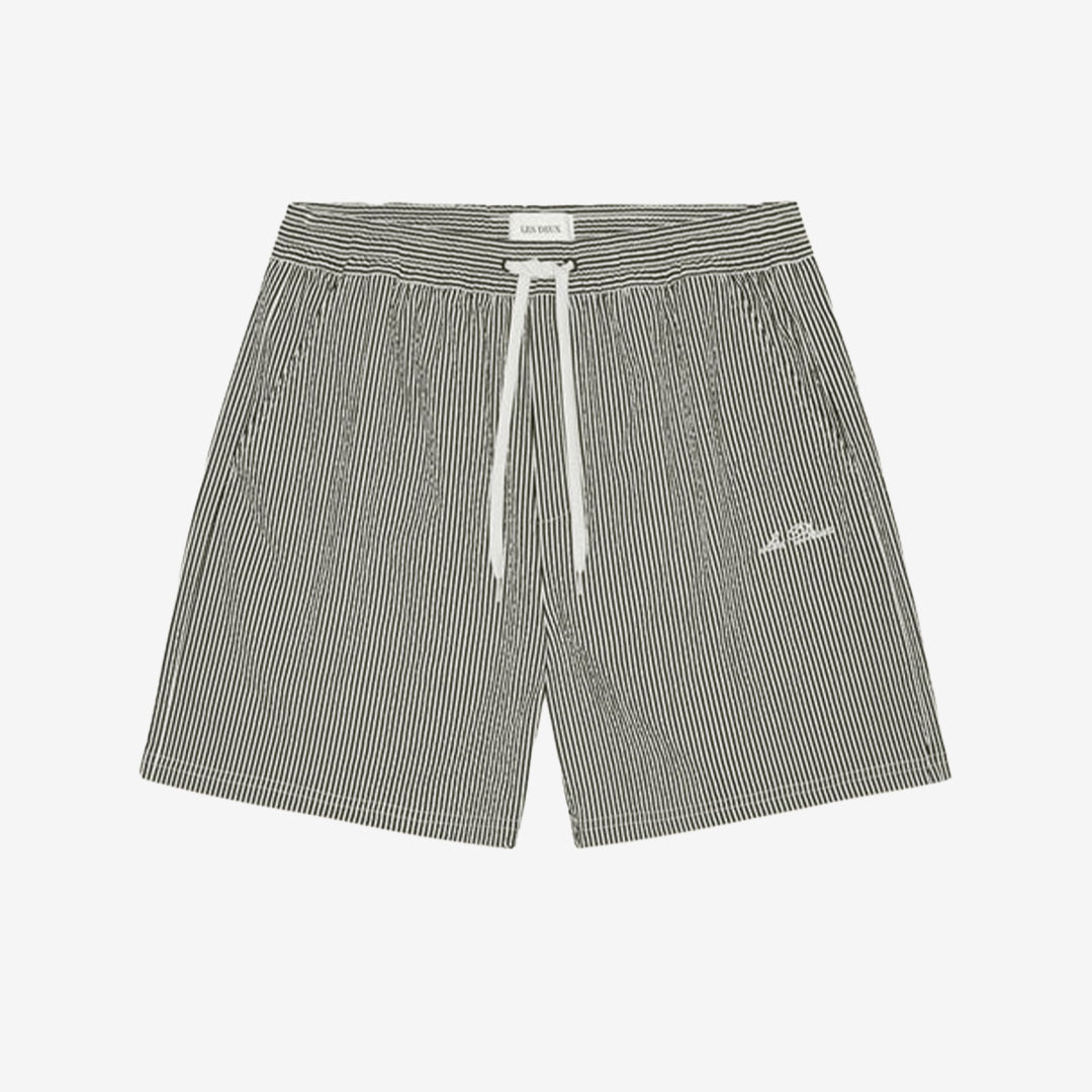 Stan Stripe Seersucker Swim Shorts i svart med randigt seersuckertyg, elastisk midja och broderad detalj framtill