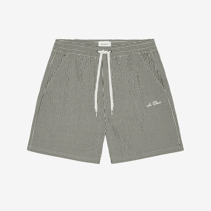 Stan Stripe Seersucker Swim Shorts i svart med randigt seersuckertyg, elastisk midja och broderad detalj framtill