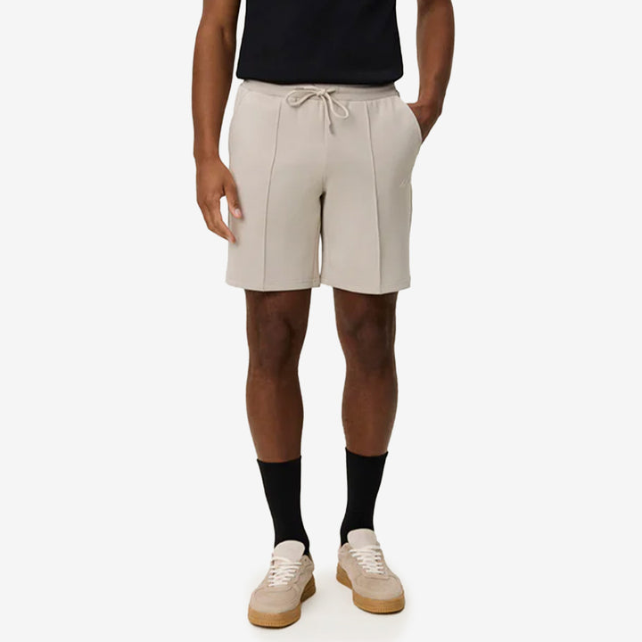 Ballier Crew Track Shorts i Light Sand med tekniskt stretchmaterial, sydda pressveck och elastisk midja