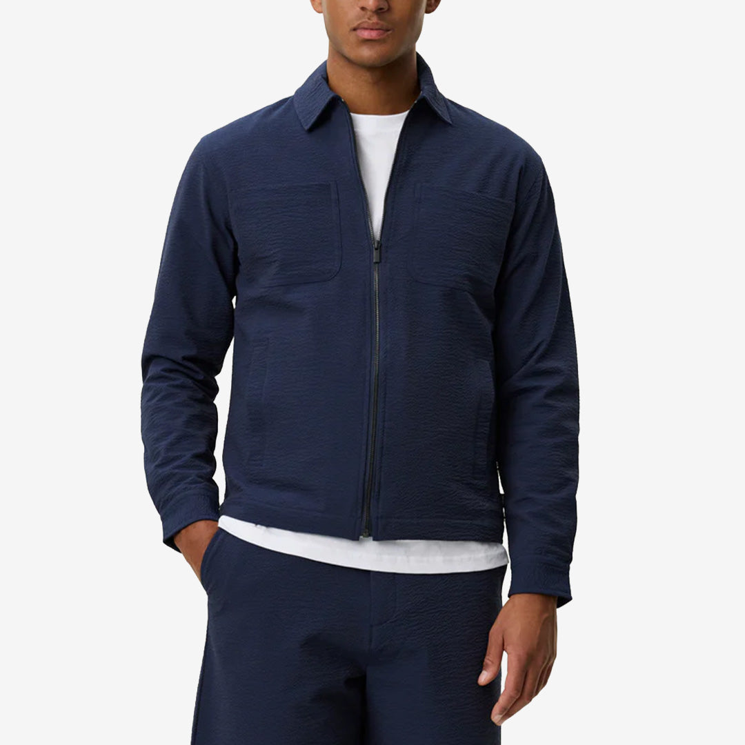 Marseille Seersucker Zipper Jacket i Dark Navy Blue i seersuckermaterial med dragkedja och bröstfickor