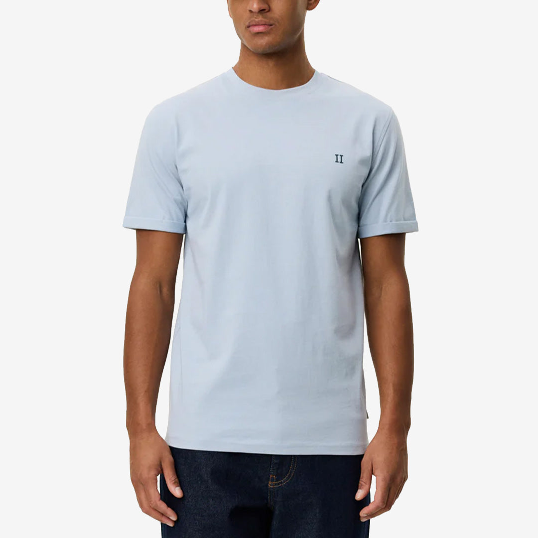 Norregaard Contrast T-Shirt i Blue Fog med slim fit, uppvikta ärmar och bröstbrodyr