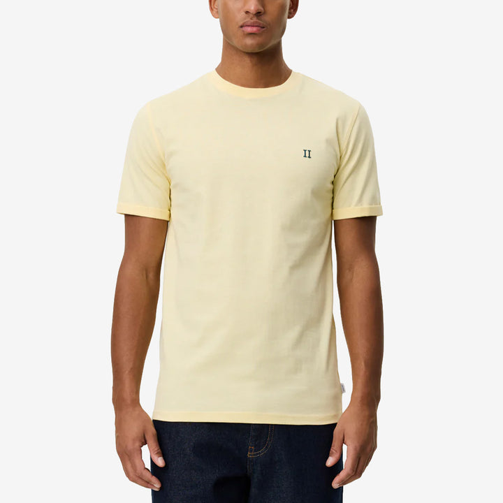 Norregaard Contrast T-Shirt i Pale Banana Yellow med slim fit, uppvikta ärmar och kontrasterande bröstbrodyr