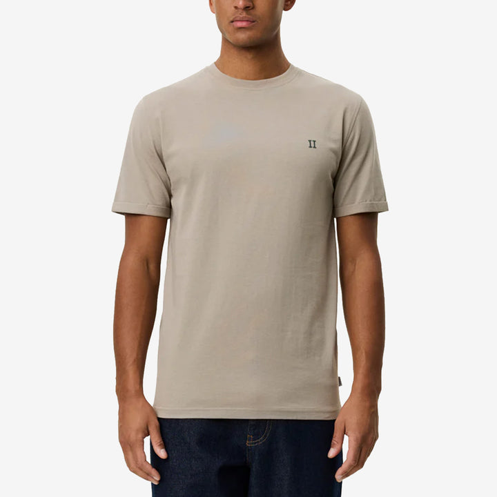 Norregaard Contrast T-Shirt i Laurel Oak Sand med slim fit, uppvikta ärmar och bröstbrodyr