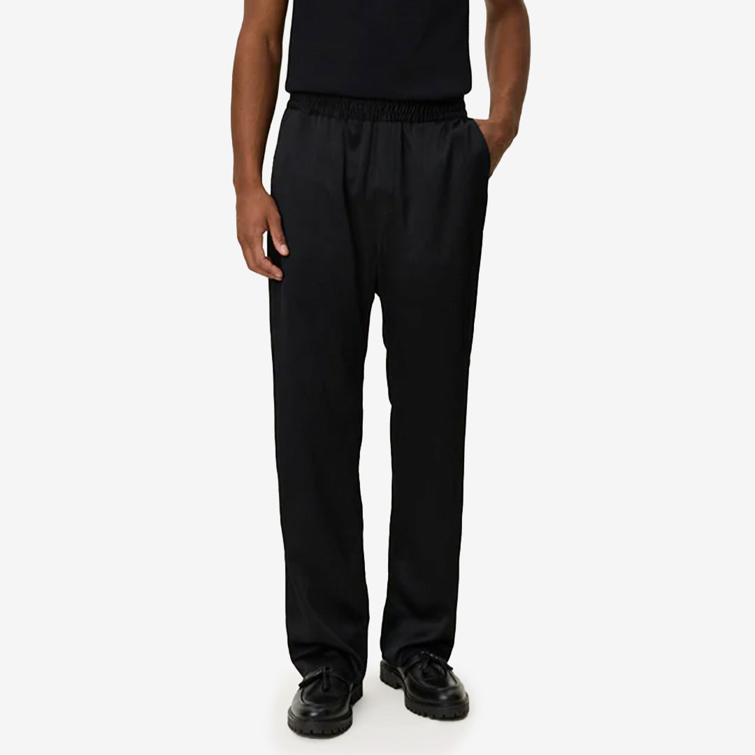 Houston Plissé Pants i svart med plisséstruktur, elastisk midja och sidofickor