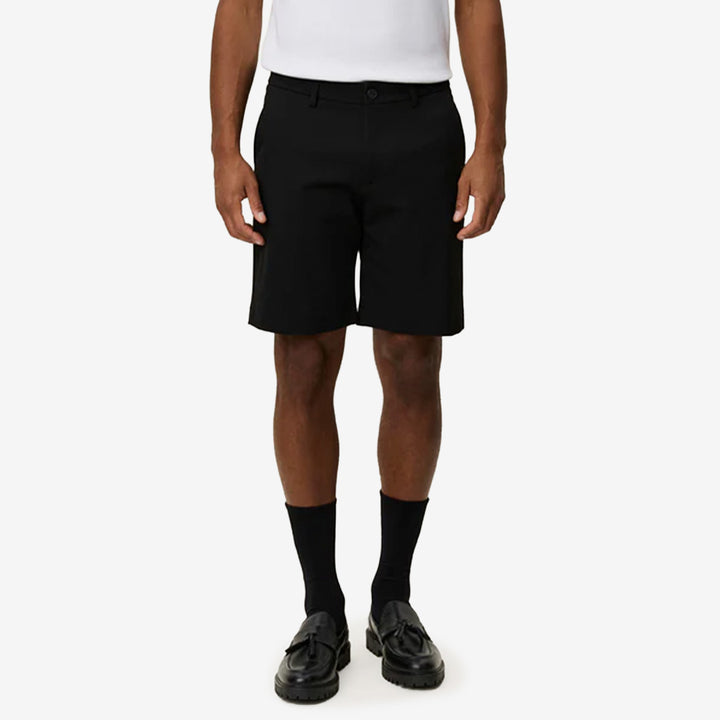 Como Reg Solid Shorts i svart med formell midjeförslutning och sidofickor
