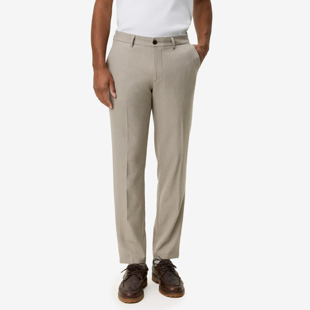 Como Reg Solid Pants i Laurel Oak Sand med pressveck och formell midjeförslutning