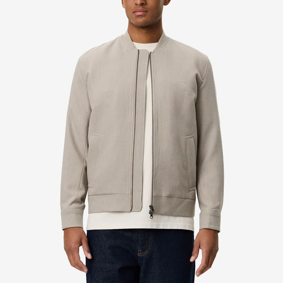 Como Reg Bomber Jacket i Laurel Oak Sand med Catalina-krage, dragkedja och knäppta ärmslut