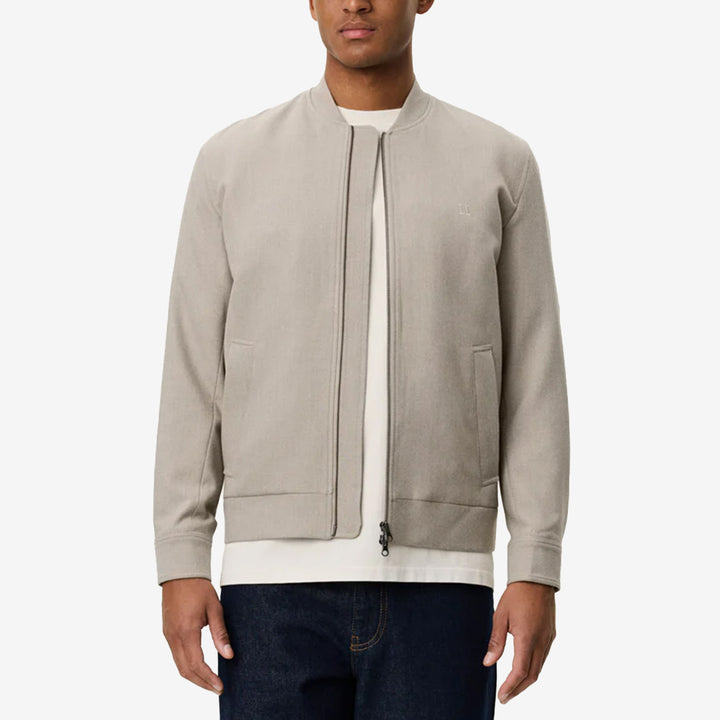 Como Reg Bomber Jacket i Laurel Oak Sand med Catalina-krage, dragkedja och knäppta ärmslut