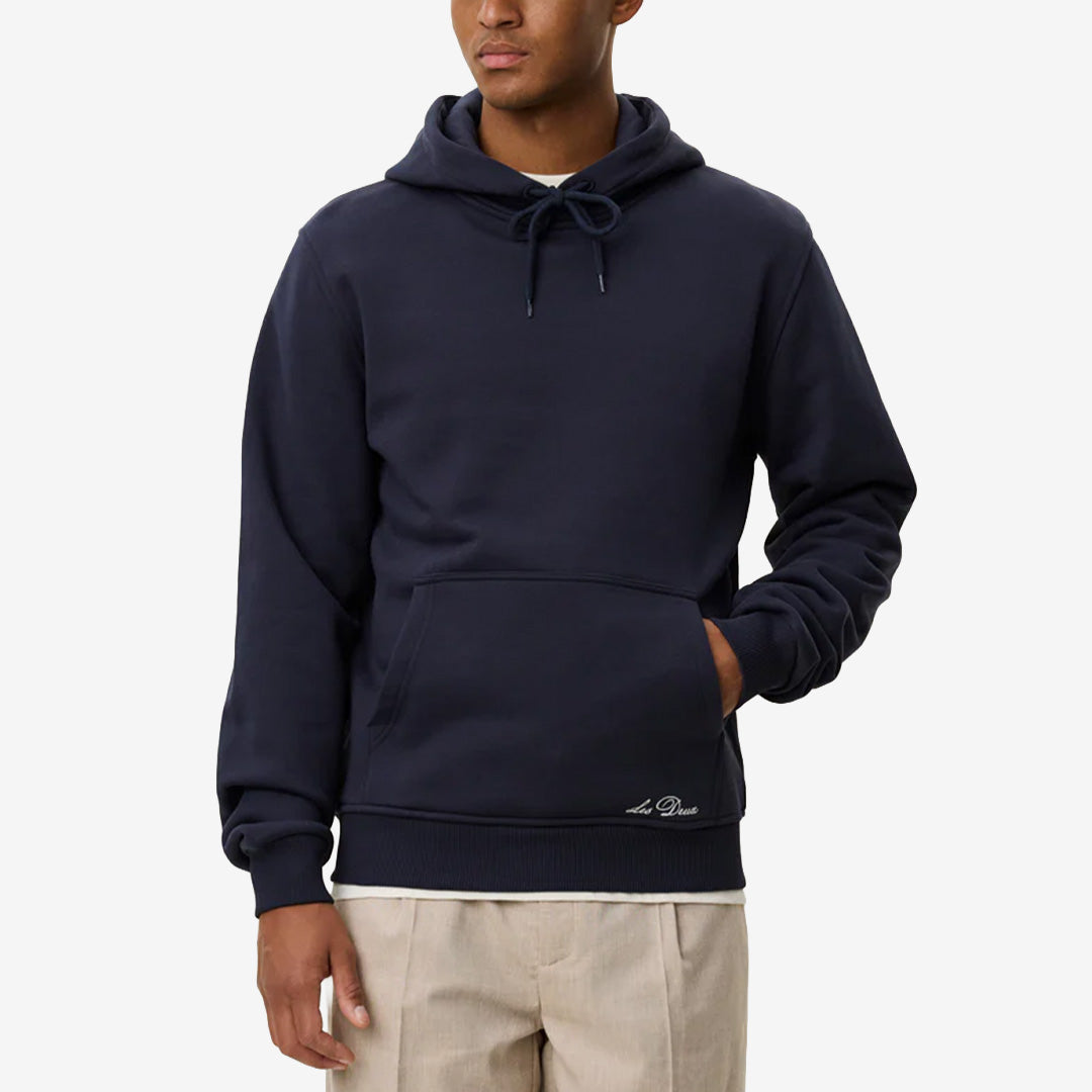 Hoodie Ben Artist i Dark Navy Blue med caféinspirerat tryck på ryggen