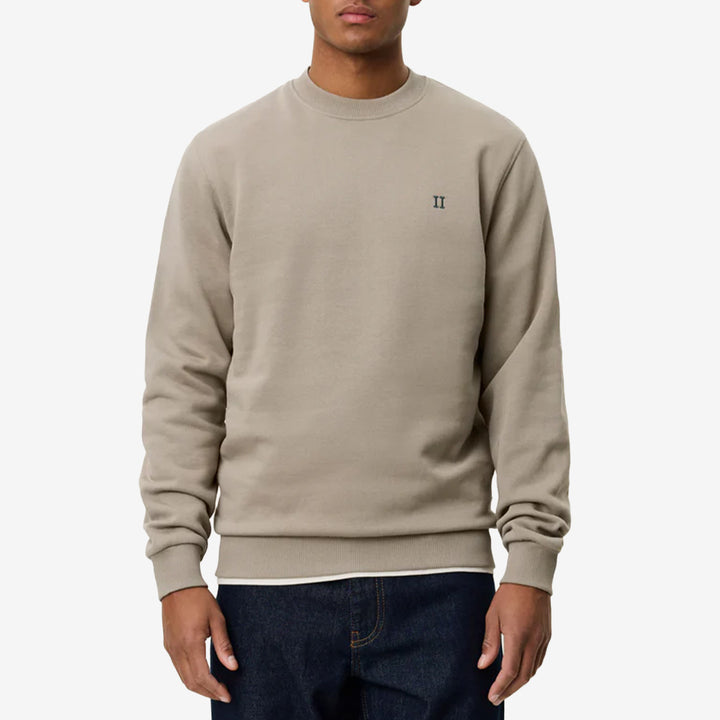 Norregaard Sweatshirt i Laurel Oak Sand med broderad logotyp på bröstet