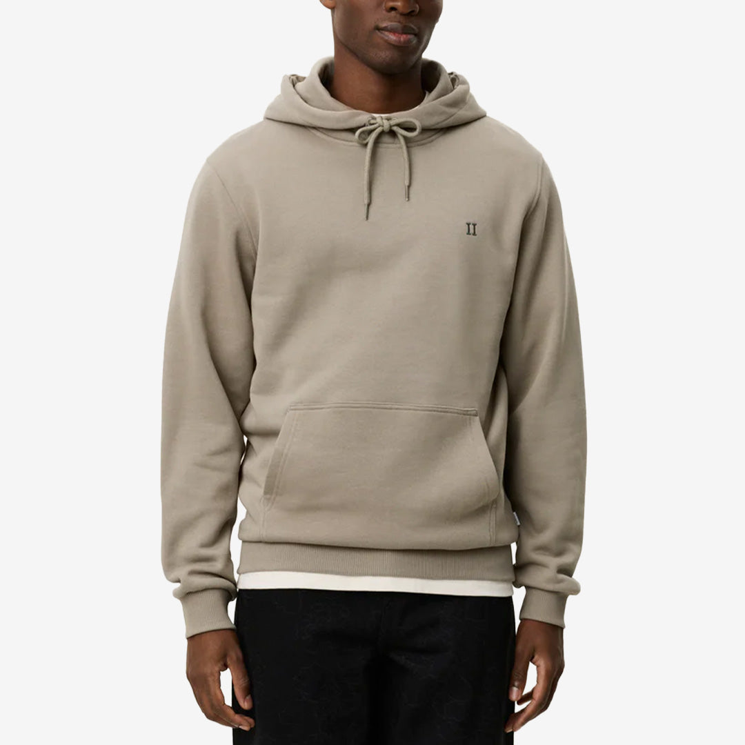 Norregaard Hoodie i Laurel Oak Sand med broderad logotyp och känguruficka