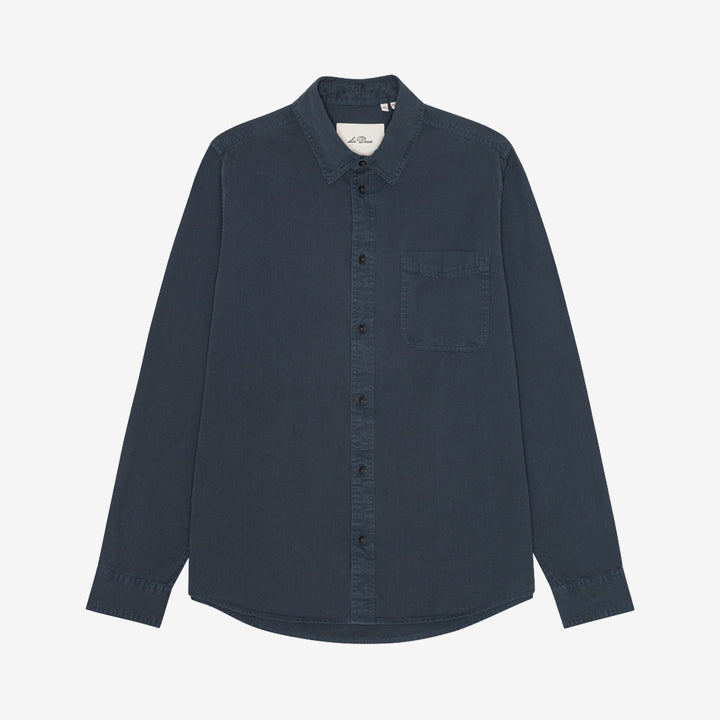 Les Deux Garment Dyed Shirt India Ink Blue skjorta i 100 % ekologisk bomull för herr