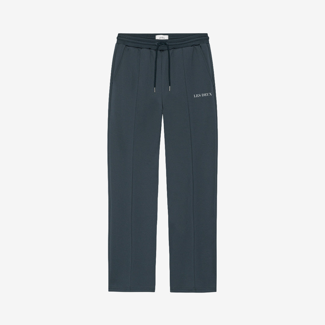 Les Deux Signature Casual Track Pants mjukisbyxor i India Ink Blue med stilren passform och modern casual design.