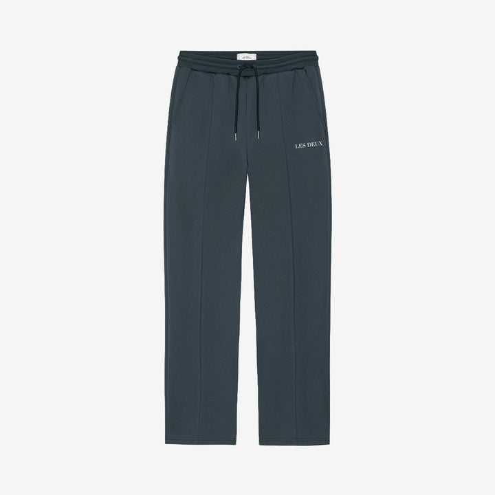 Les Deux Signature Casual Track Pants mjukisbyxor i India Ink Blue med stilren passform och modern casual design.
