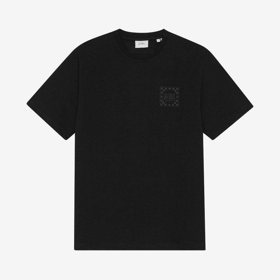 Les Deux Goods T-shirt i Black med modernt ryggtryck, tillverkad i ekologisk bomull med klassisk passform.