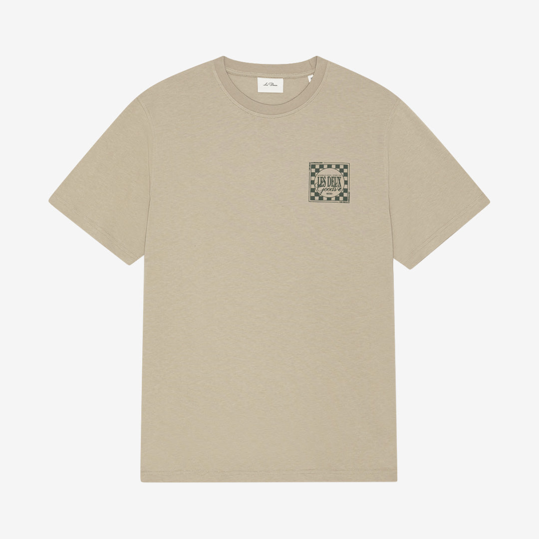 Les Deux Goods T-shirt i Dark Sand tillverkad i ekologisk bomull med klassisk passform och stilren design.