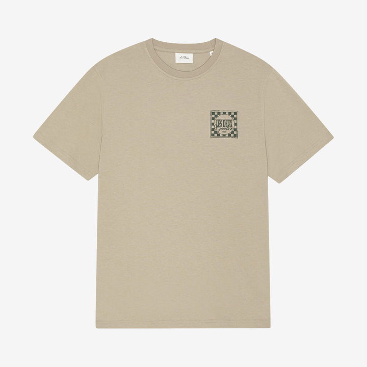 Les Deux Goods T-shirt i Dark Sand tillverkad i ekologisk bomull med klassisk passform och stilren design.