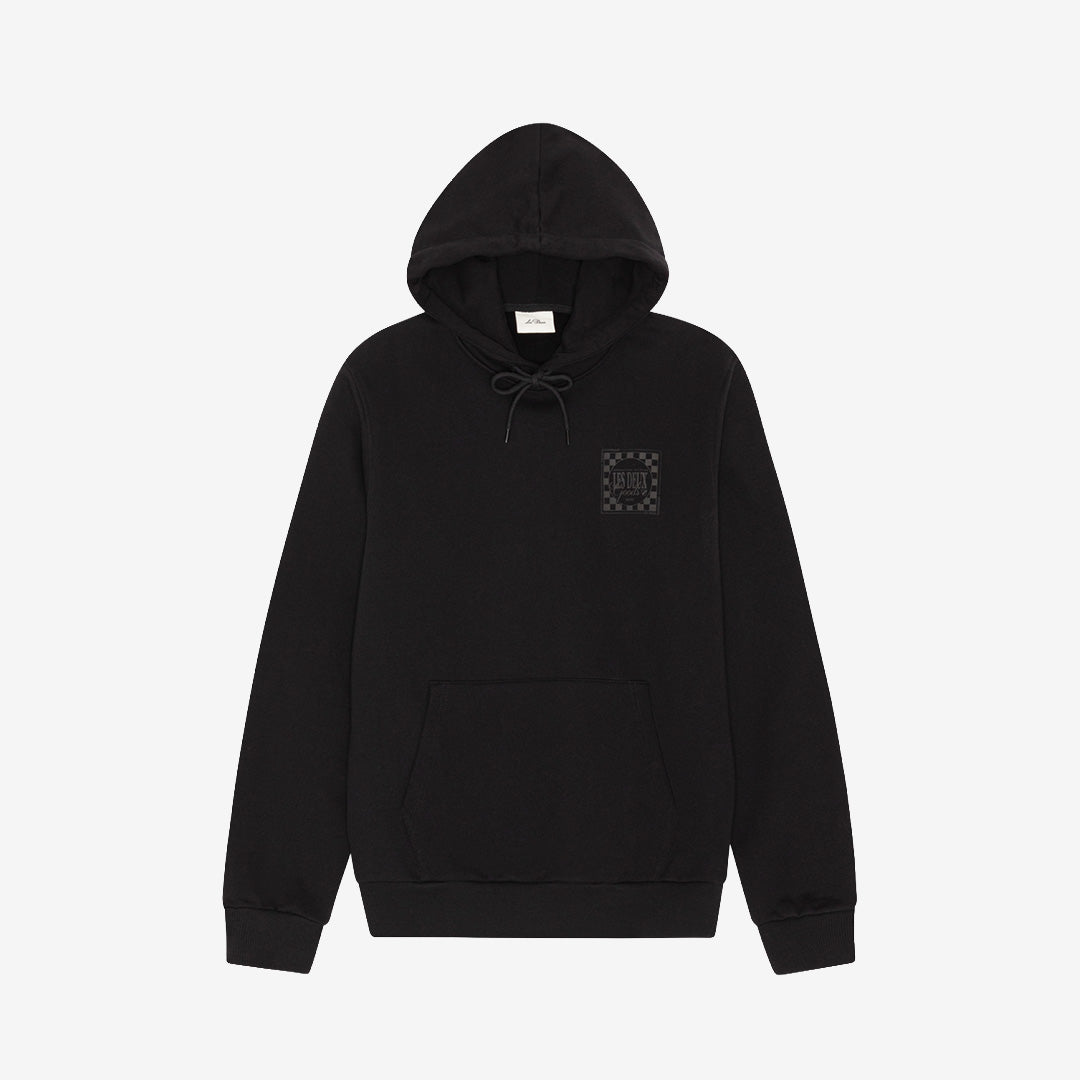 Les Deux Goods Hoodie i Black med modernt ryggtryck, tillverkad i ekologisk bomull med klassisk passform.